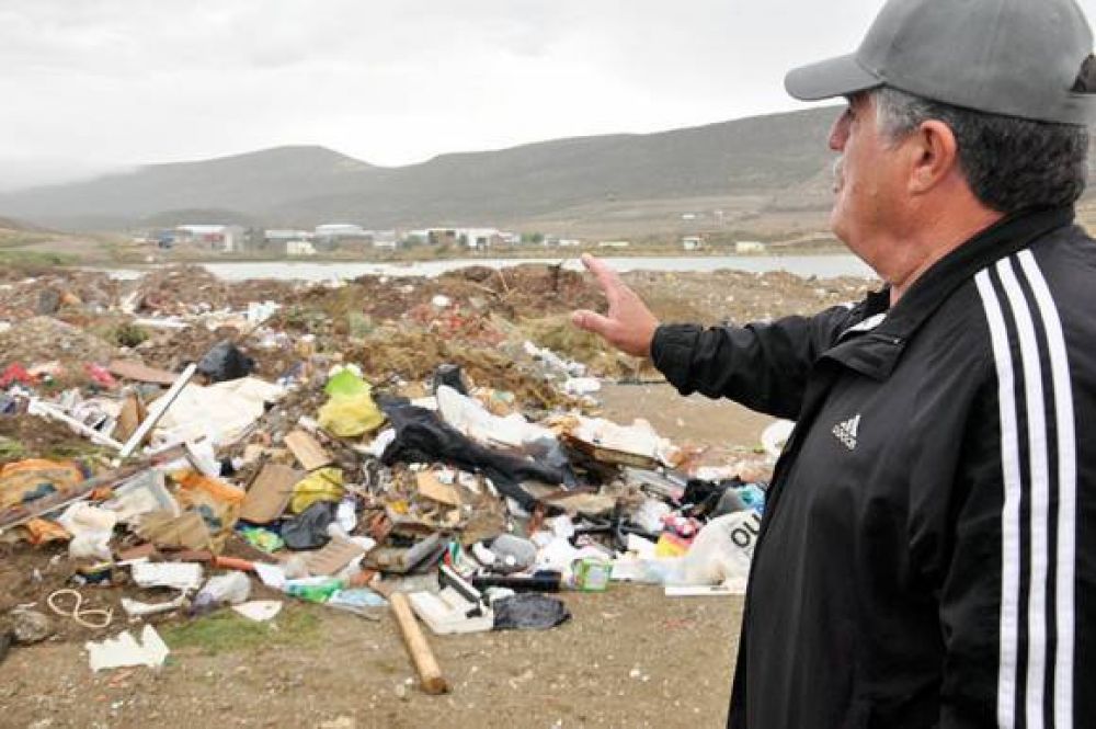 Un basural que crece �desde el borde� contaminando la laguna de Rada Tilly