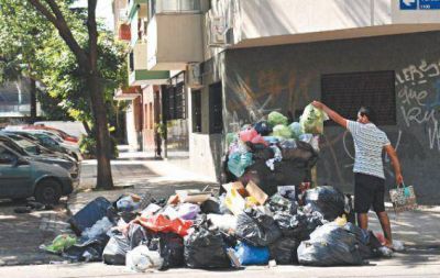 Monta�as de basura acumuladas en los barrios porte�os tras las fiestas de Navidad