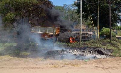 Por quema clandestina de pastizales, se incendiaron dos acoplados