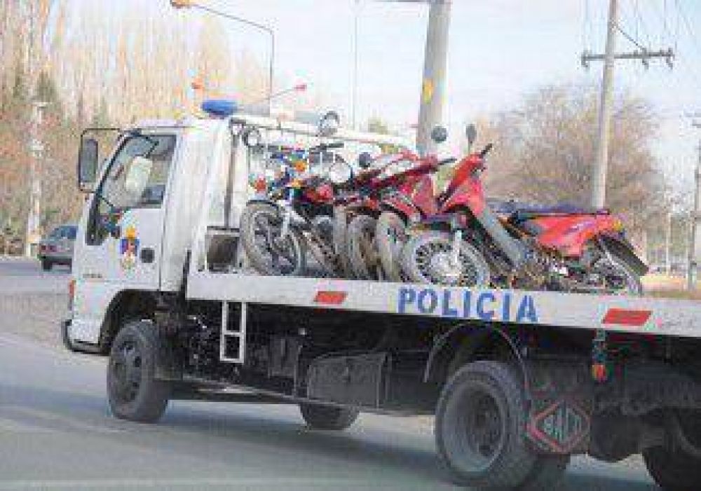 Alcoholizado, amenaz� con atropellar a tres polic�as 