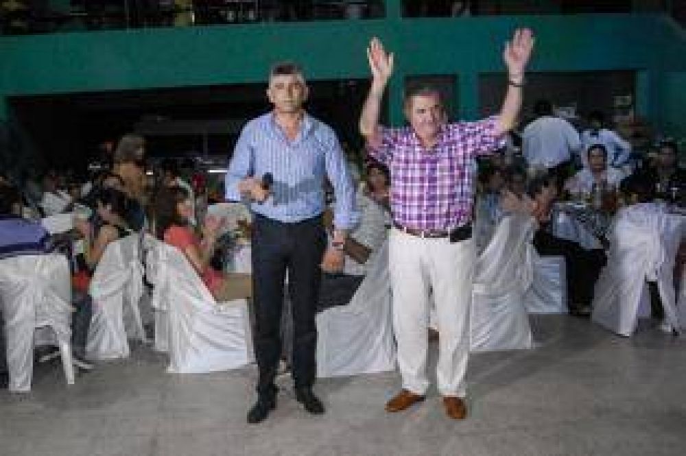 Jaldo cen� en La Florida y entreg� plaquetas en Banda del R�o Sal�
