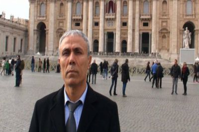 Ali Agca dej� flores en la tumba de Juan Pablo II y luego fue expulsado