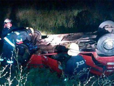 Una familia se salv� de milagro tras impresionante vuelco de un auto