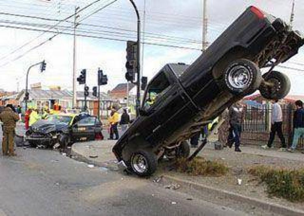 Conductor ebrio protagoniz� un espectacular accidente