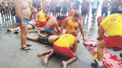 Un rayo mat� a cuatro personas en una playa de San Pablo