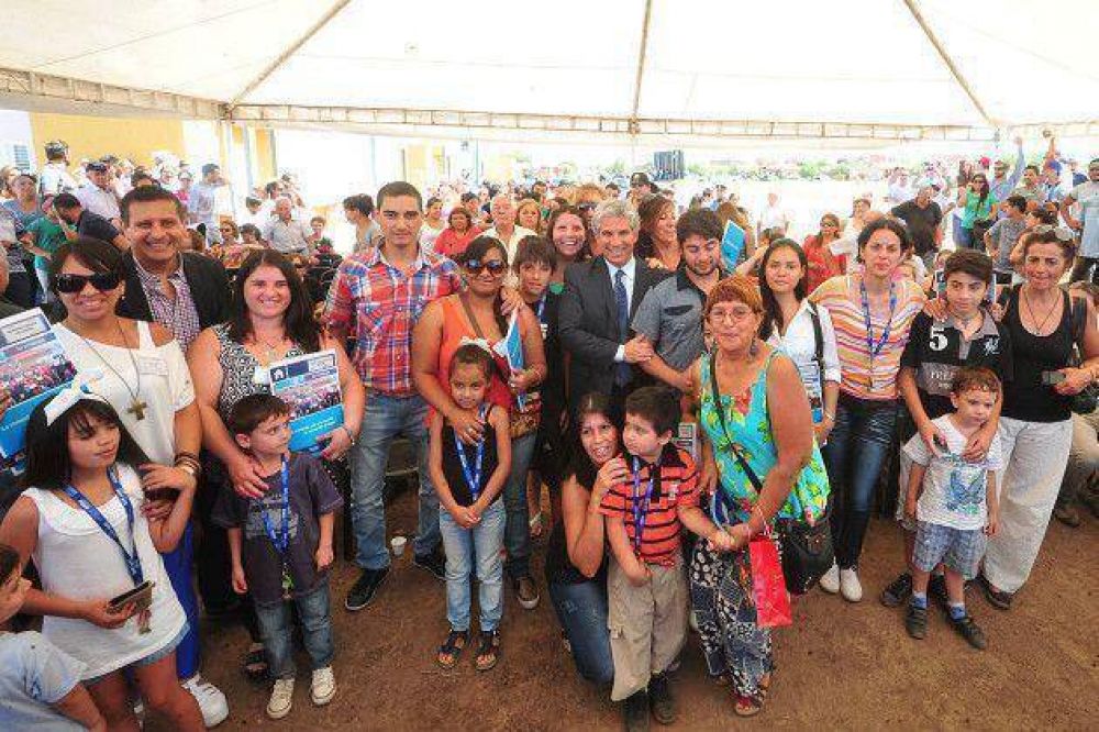 Poggi entreg� 40 viviendas en La Punta