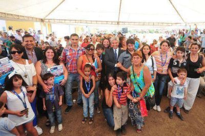 Poggi entreg� 40 viviendas en La Punta