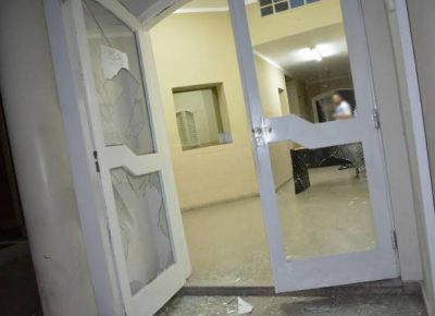Atac� a su ex mujer, golpe� a un polic�a y rompi� la puerta de una Comisar�a