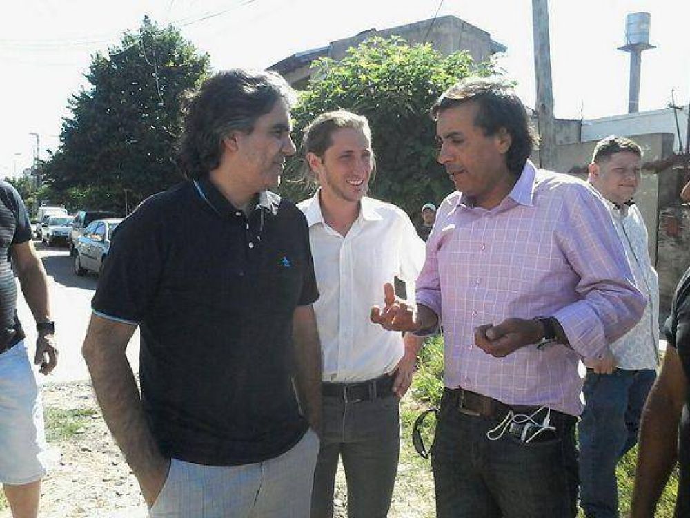 Cervantes, Aparicio y Letcher entregaron cajas navide�as 