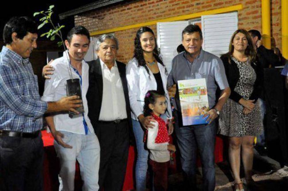 Peppo entreg� 10 viviendas y anunci� la construcci�n de otras 30