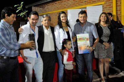 Peppo entreg� 10 viviendas y anunci� la construcci�n de otras 30