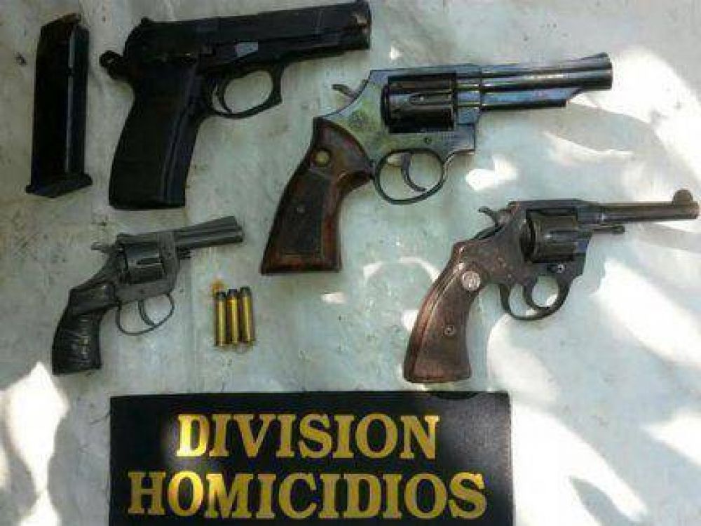 Detuvieron a un joven por tentativa de homicidio: al allanar secuestraron cuatro armas de fuego