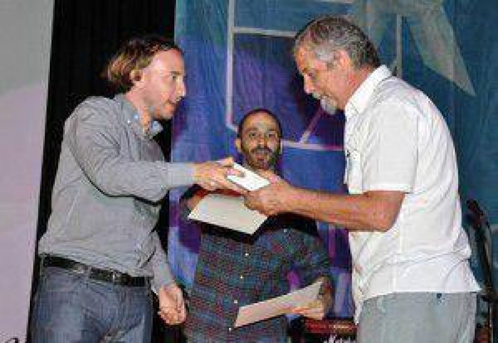 Lomas reconoci� a m�s de 100 artistas en el Teatro