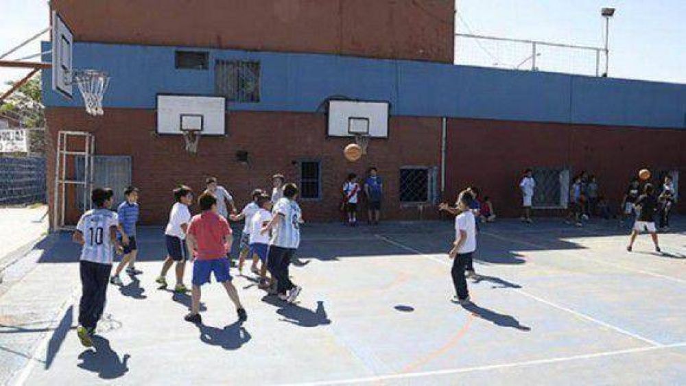 En verano, las escuelas se transforman en espacios para jugar