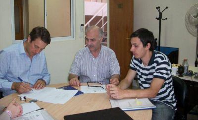 El intendente firm� actas de cesi�n de bienes con el rector de la UTN 