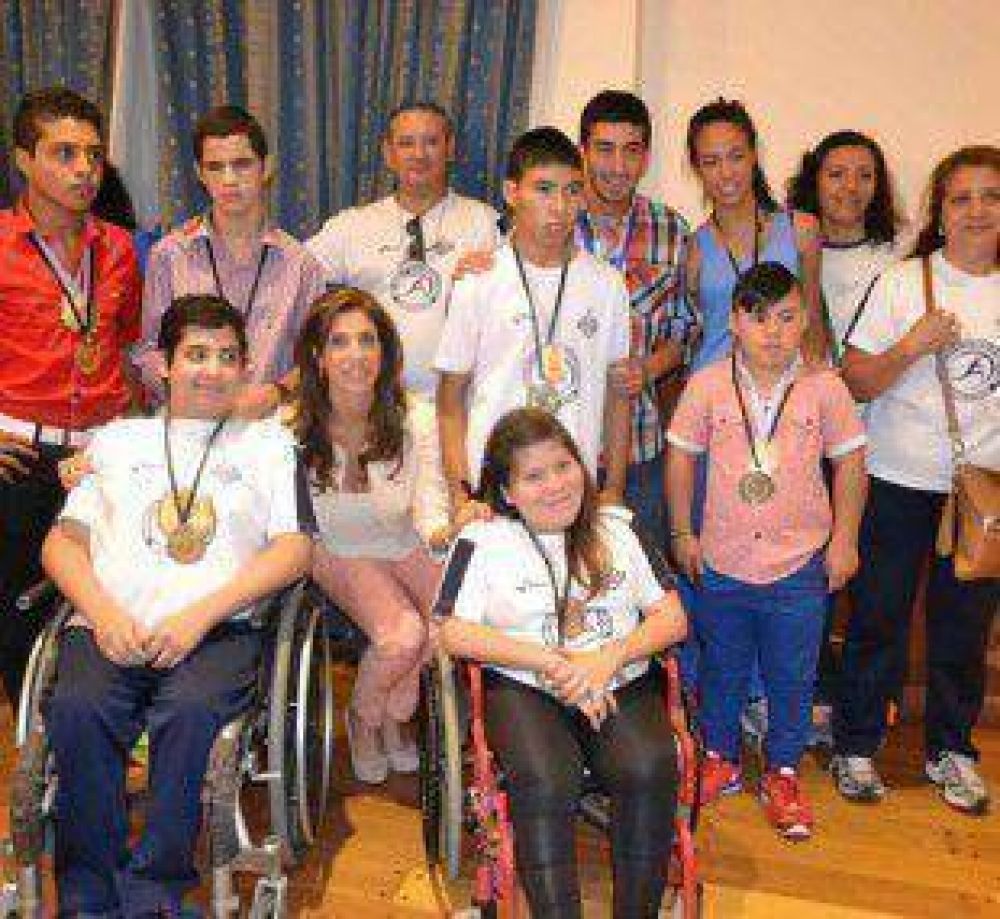 La Gobernadora recibi� a delegaciones que participaron    1 / 3