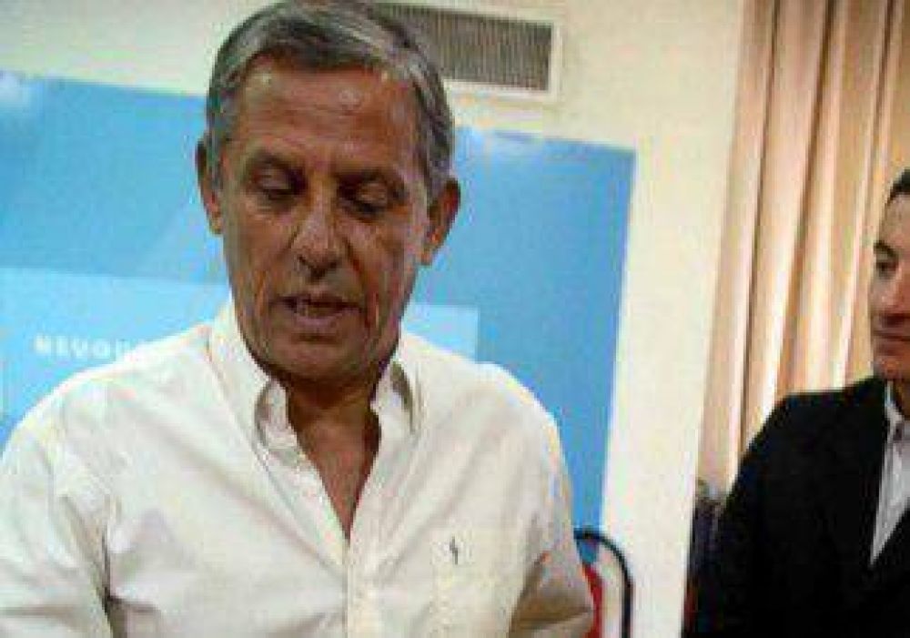 Pechi puso en duda el decreto para congelar la planta estatal 