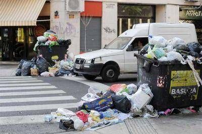 Las veredas de algunos barrios porte�os contin�an llenas de basura por un conflicto gremial