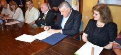 Gioja firm� el convenio �Basta de tracci�n a Sangre�