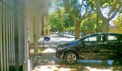 Estacionar en veredas est� prohibido y piden acatar la norma