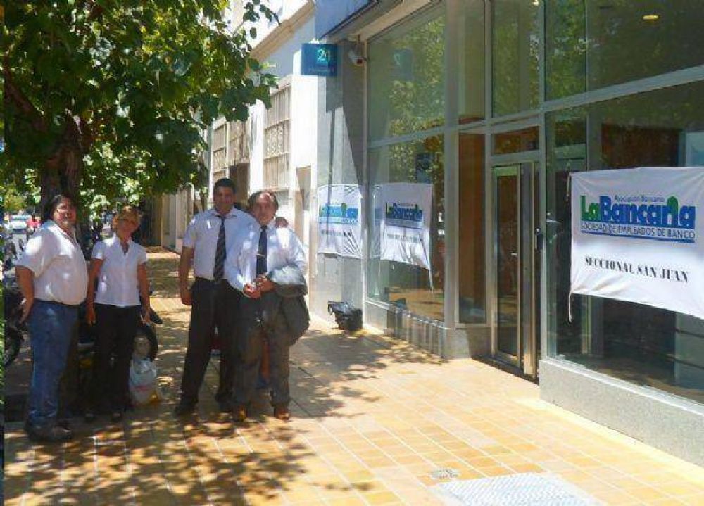 La Bancaria reclam� en la puerta del banco Patagonia por pagos adeudados