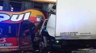 Accidente fatal en la Ruta 11: dos muertos y m�s de veinte heridos