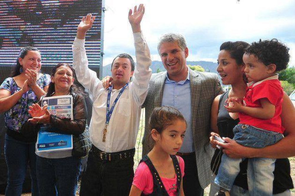 Poggi entreg� viviendas, adjudic� lotes e inaugur� Nuevas Empresas