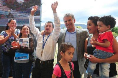 Poggi entreg� viviendas, adjudic� lotes e inaugur� Nuevas Empresas