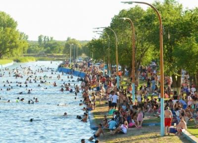 Santa Rosa ya veranea en el balneario del r�o Conlara