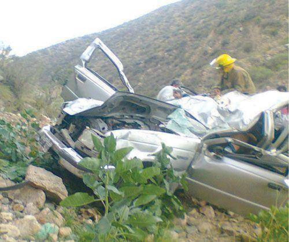 Tres personas salvan sus vidas de milagro tras caer en un precipicio