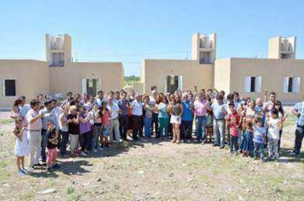 Realizaron la �ltima entrega de viviendas del a�o