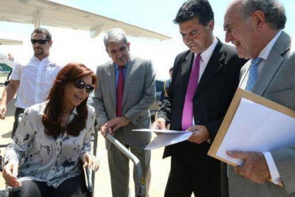 Cristina ponder� el aumento de reservas y la baja en los combustibles