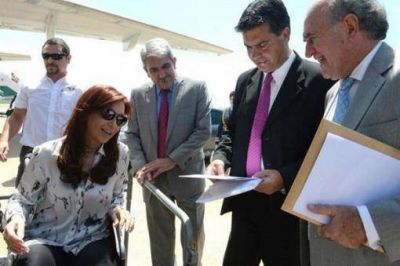 Cristina ponder� el aumento de reservas y la baja en los combustibles