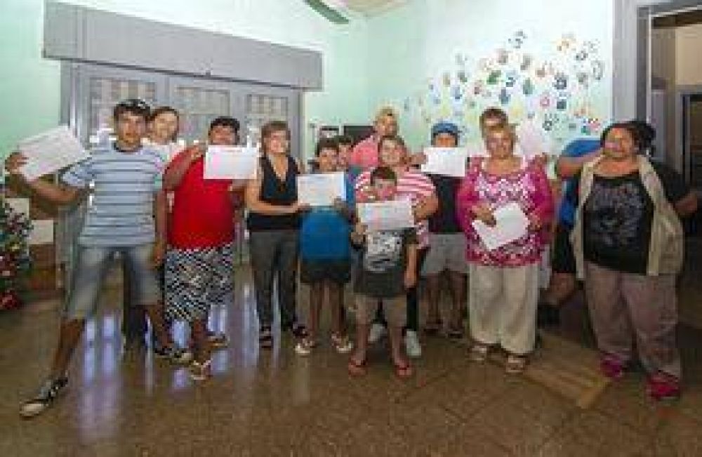 Entregaron becas estudiantiles para ni�os alojados en el Hogar Marengo