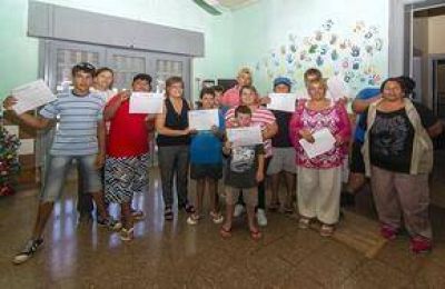 Entregaron becas estudiantiles para ni�os alojados en el Hogar Marengo