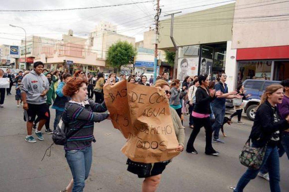 Un centenar de vecinos se manifest� por el agua hasta la Ruta Nacional N� 3