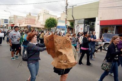 Un centenar de vecinos se manifest� por el agua hasta la Ruta Nacional N� 3