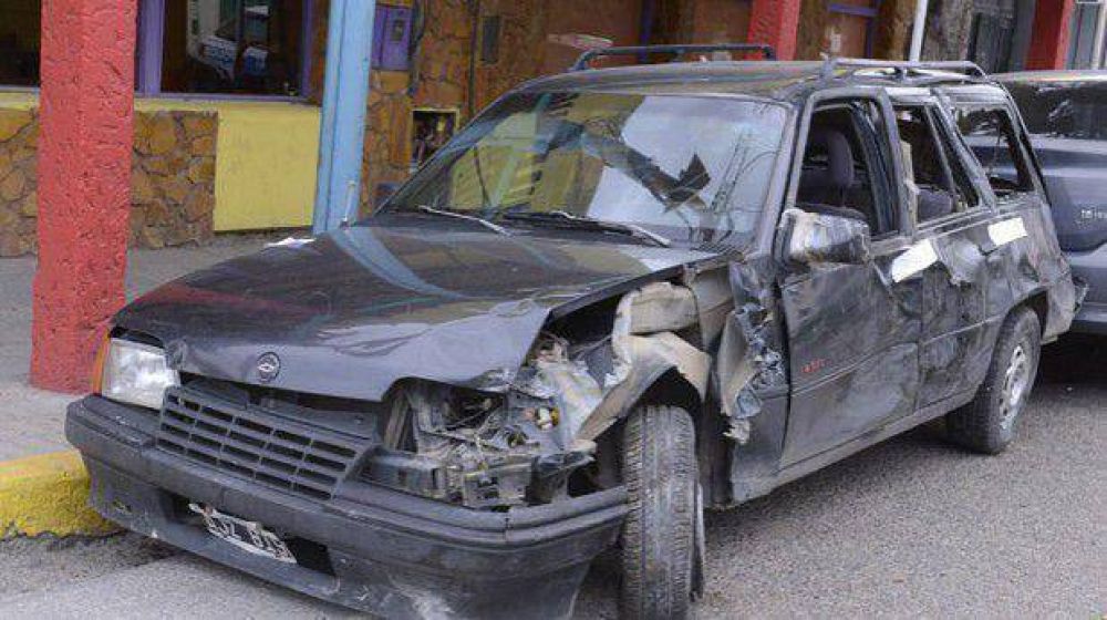 Escap� durante varias cuadras con un auto robado y choc� un patrullero