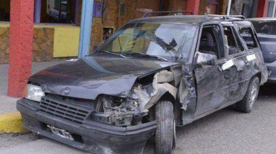 Escap� durante varias cuadras con un auto robado y choc� un patrullero
