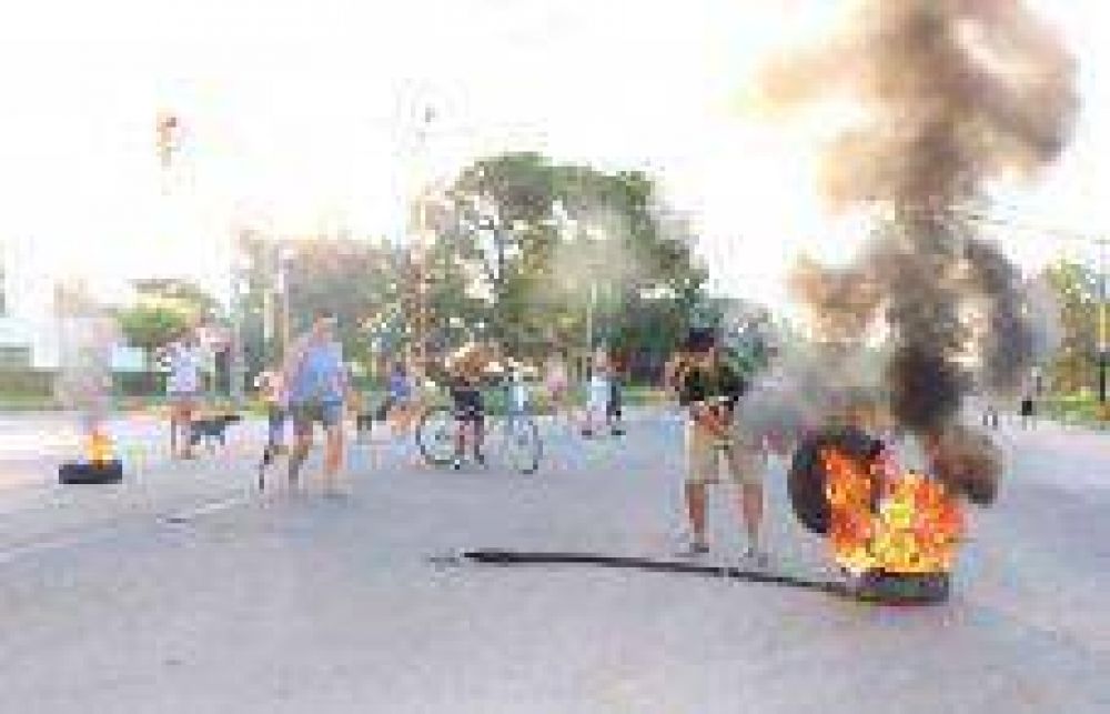 Corte en el acceso del tr�nsito pesado