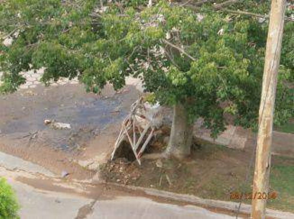 AySA repar� el ca�o roto y los vecinos del Barrio Naval ya tienen agua