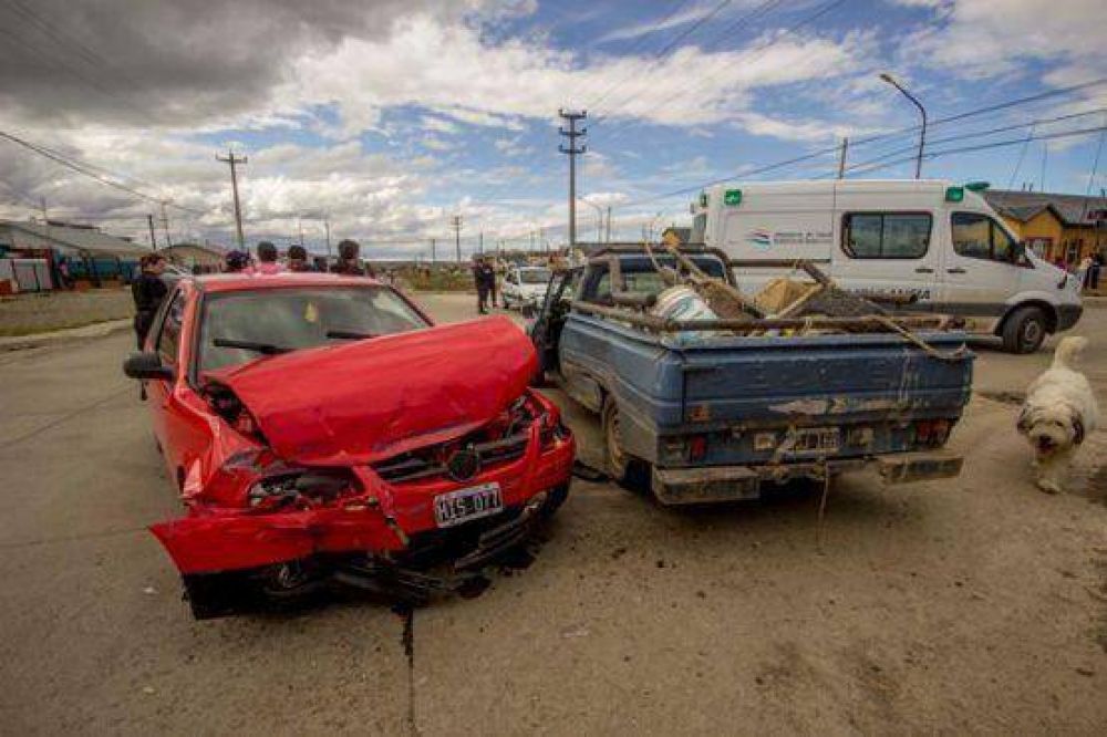 Violento choque dej� a dos Personas hospitalizadas