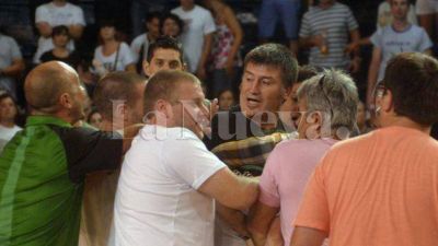 Primera: tras una pelea entre hinchas suspenden el partido entre Liniers-Villa Mitre