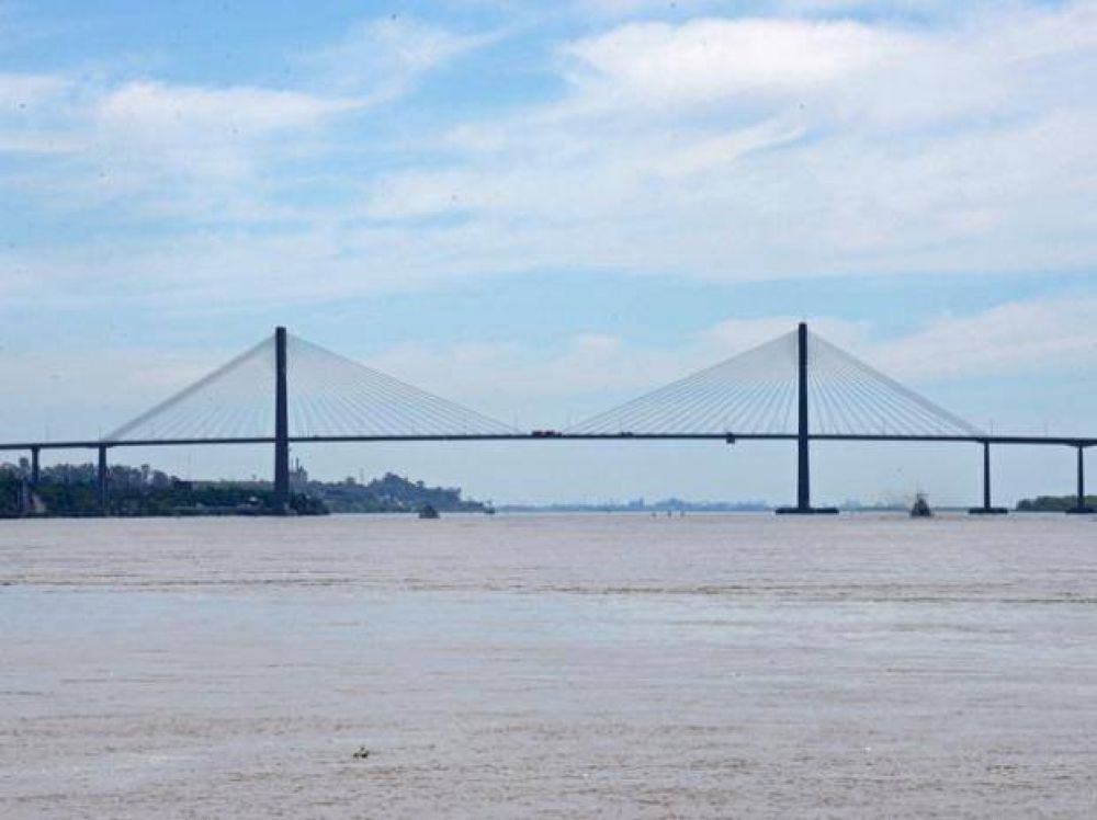 Un hombre muri� al colisionar con su veh�culo contra un cami�n en el puente Rosario-Victoria