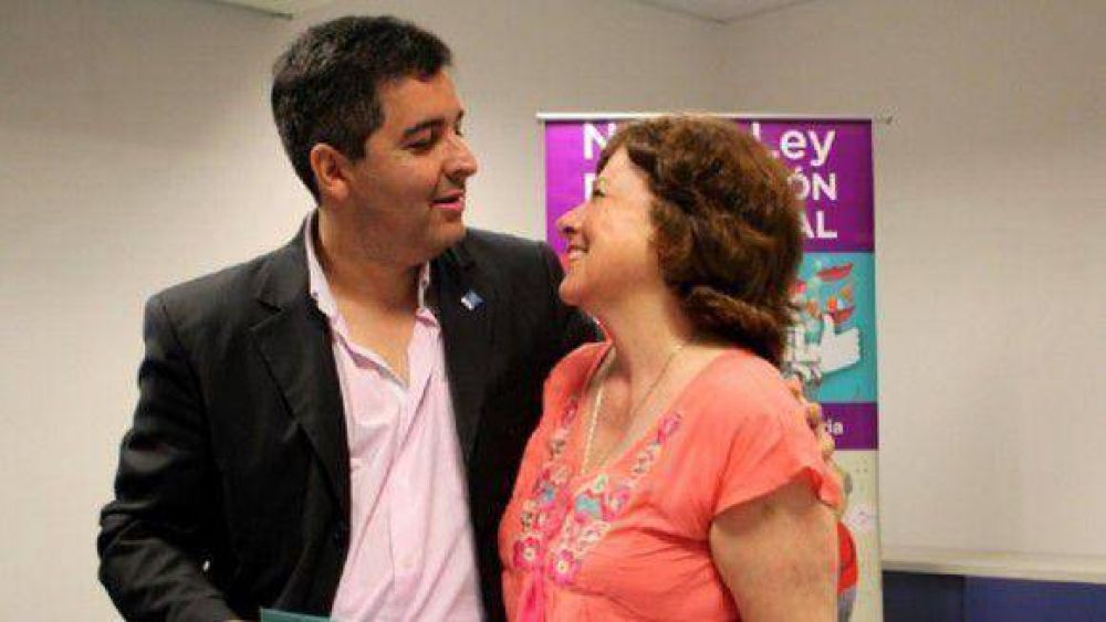 En Yerba Buena, Ferrazzano entreg� jubilaciones a vecinos