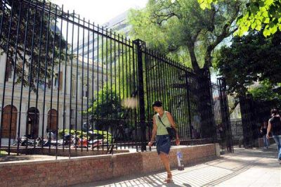 Ahora el Rectorado vuelve a las rejas perimetrales     
