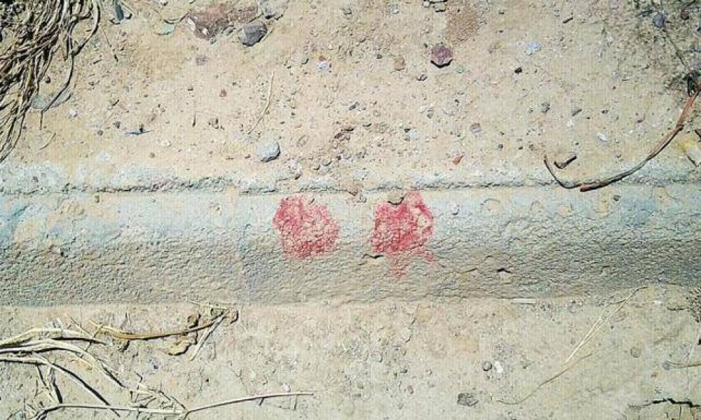 Alerta: descubren casas marcadas en un barrio