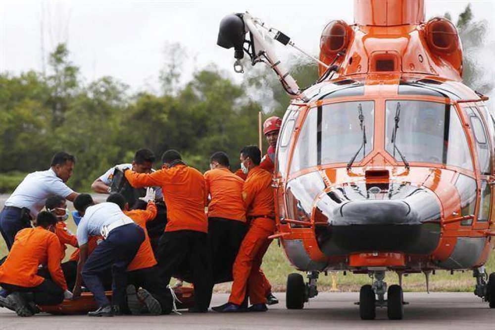 Recuperaron 40 cuerpos y restos del avi�n de AirAsia en el mar frente a Indonesia