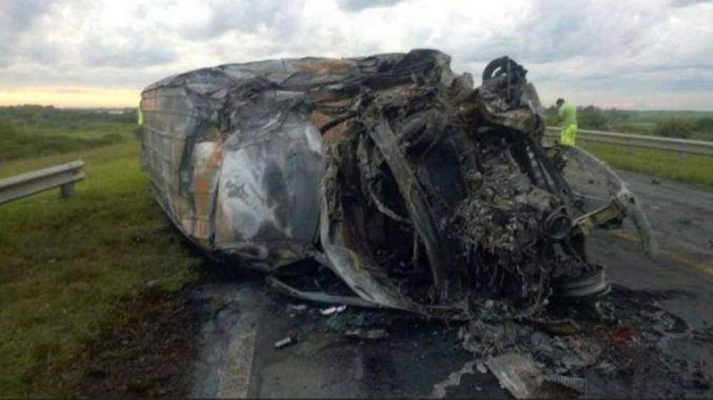 Choque fatal entre un cami�n y una camioneta en el puente Rosario-Victoria