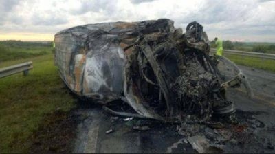 Choque fatal entre un cami�n y una camioneta en el puente Rosario-Victoria